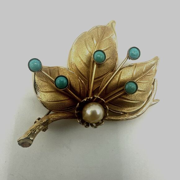 Vintage Gold Tone PIN BROOCH with FAUX TURQUOISE and FAUX PEARLS 1950s? - Picture 1 of 3